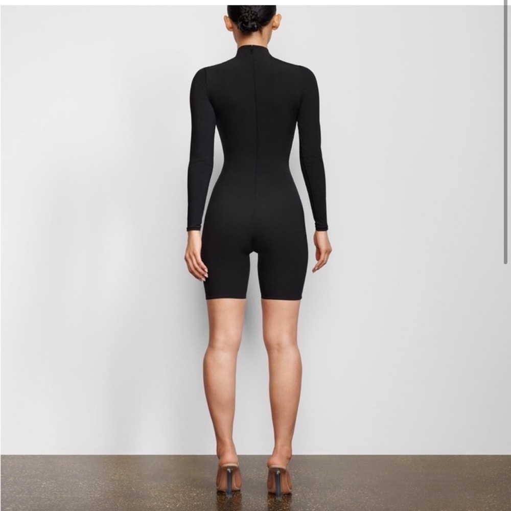 SKIMS ALL IN ONE LONG SLEEVE MID THIGH BODYSUIT ONESIE IN ONYX NWT! - Picture 2 of 11